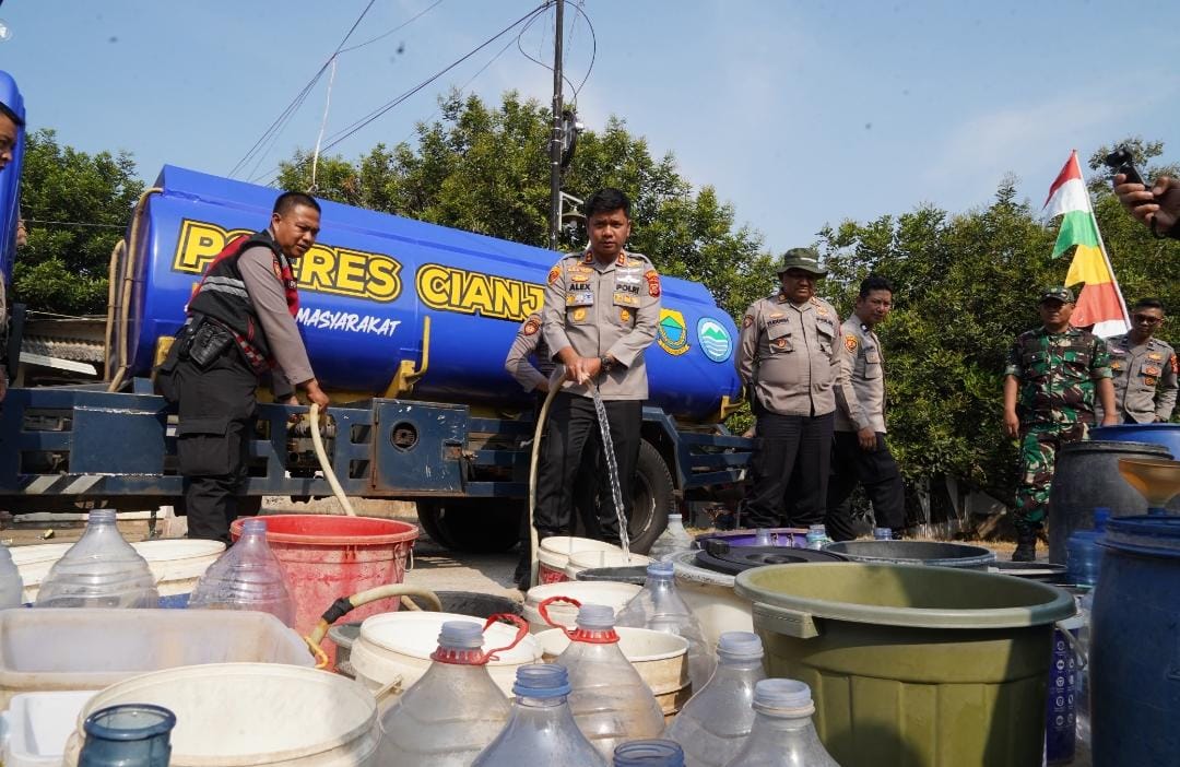 Respon Cepat Pengaduan Warga,Polres Cianjur Salurkan 10 Ribu  Liter Air Bersih Ke Wilayah Terdampak Kekeringan