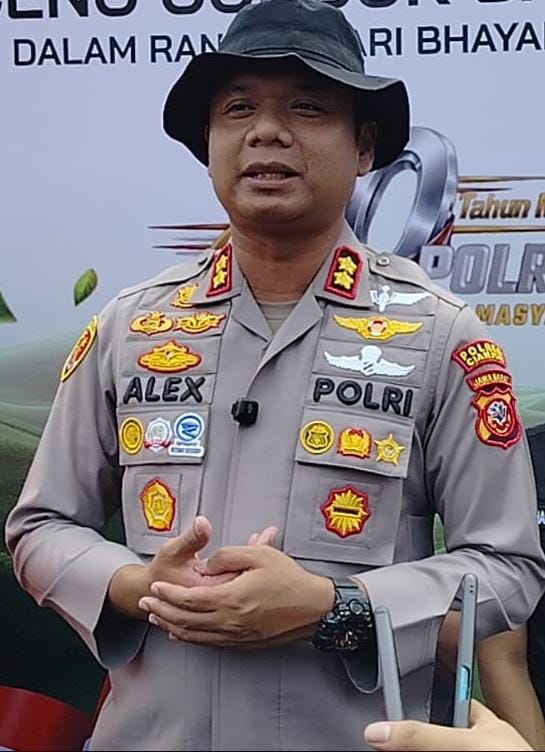 Tak Tunggu Warga Jadi Korban!Kapolres Cianjur Dan Wartawan Bagikan 2.000 Masker Di Tengah Ancaman Debu Vulkanik